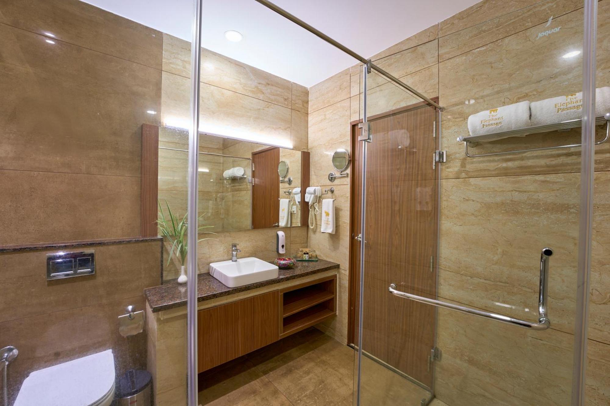 Elephant Passage Munnar Exterior foto A bathroom in a hotel